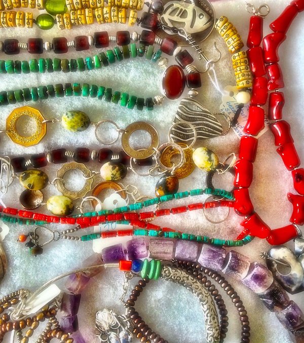 Quelles sont les meilleures façons de porter des bijoux avec pierres de naissance ?